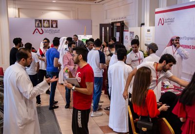 طلبة "الأهلية" ينظمون فعاليات يوم الهندسة