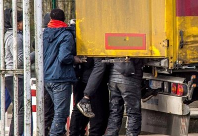 "شاحنة مهاجرين" تحطم حواجز حدودية بين المغرب وإسبانيا
