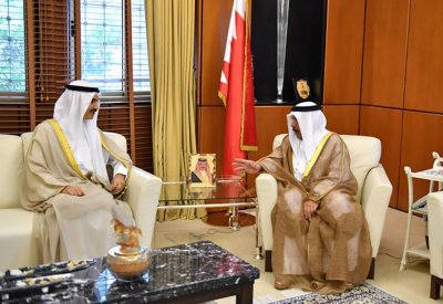 وزير الديوان الملكي يستقبل السفير الكويتي ويشيد بما يربط البلدين من علاقات راسخة