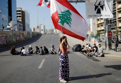 لبنان.. محتجون يغلقون الطرق وتأجيل جلسة البرلمان لموعد لاحق