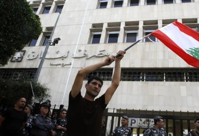 طوابير أمام مصارف لبنان بعد فتحها عقب إغلاق لمدة أسبوع