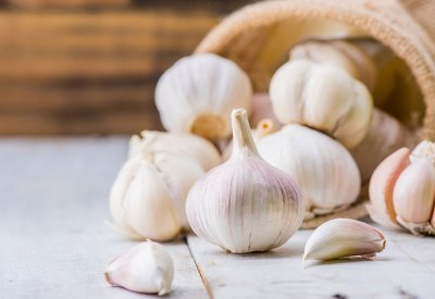 الثوم يعزز صحة الأمعاء ويساعدك على العيش لفترة أطول