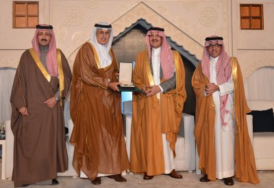 الملتقى العربي للأمن السياحي يكرم وزير الصناعة بوسام السياحة العربية من الطبقة الأولى للشخصيات الفاعلة