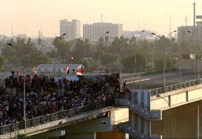 جسور بغداد في يد المحتجين.. مواجهات مع الأمن ومقتل 4