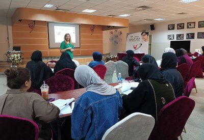 أخصائية أمريكية تقدم ورش عمل لمدرسي اللغة الإنجليزية