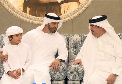 علي بن عيسى وعيسى بن سلمان يقدمان التعازي بوفاة سلطان بن زايد آل نهيان‎
