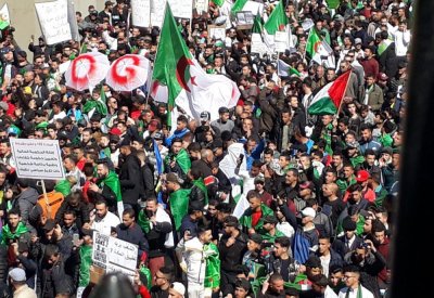 الجزائريون يصعدون احتجاجاتهم قبل انتخابات الرئاسة