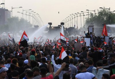 بعد ليلة دامية.. 3 قتلى وعشرات المصابين بمواجهات في بغداد