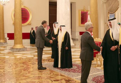 جلالة الملك يستقبل المشاركين في حوار المنامة