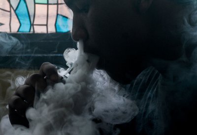 السجائر الإلكترونية تصيب شابا بمرض "رئة الفشار" صعب العلاج