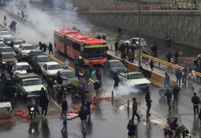 إيران تبرر قمع الاحتجاجات.. "الأمن قبل الاقتصاد"