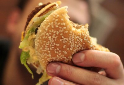 الوجبات السريعة قد تؤدي إلى العمى