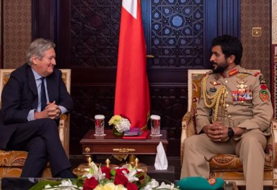 ناصر بن حمد يشيد بدور المعهد الدولي للدراسات الاستراتيجية