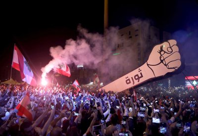 برشق الحجارة.. حزب الله يهاجم المتظاهرين والجيش اللبناني 