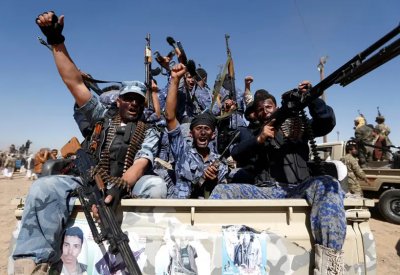 طالبوا برواتبهم.. ميليشيا الحوثي تعتقل عشرات الموظفين