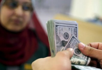 المصريون يتجهون لسحب مدخراتهم من البنوك بالدولار.. لِم؟