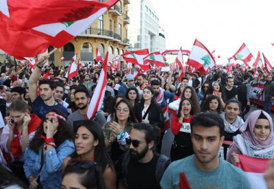 مطالبين بحكومة.. متظاهرو لبنان على طريق القصر الرئاسي