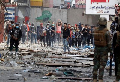 العراق..إصابة متظاهرين بكربلاء بمواجهات مع قوات مكافحة الشغب