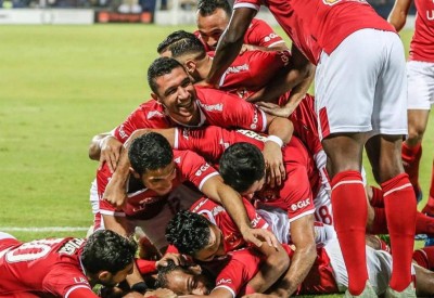 الأهلي يتصدر الدوري المصري بعد سقوط أول للزمالك
