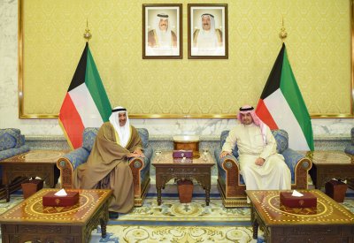نائب رئيس مجلس الوزراء الكويتي ووزير الداخلية بالإنابة يستقبل وكيل وزارة الداخلية