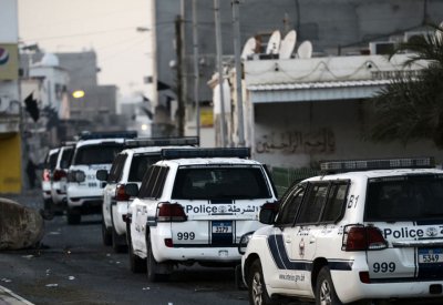 لاعتراضهما على حكم قضائي شابين يحرقان "كنبة"