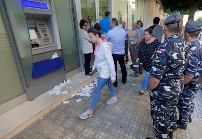 مصارف لبنان ترخي قبضتها.. والناس "حبسوا أموالنا"