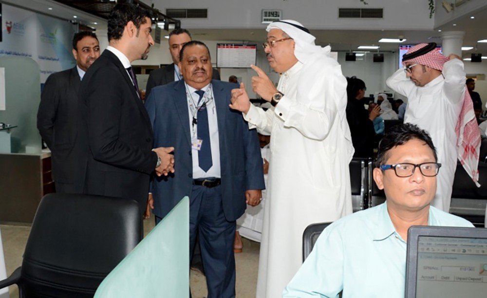 وزير شؤون الكهرباء والماء يتفقد مركز المحرق لخدمات المشتركين