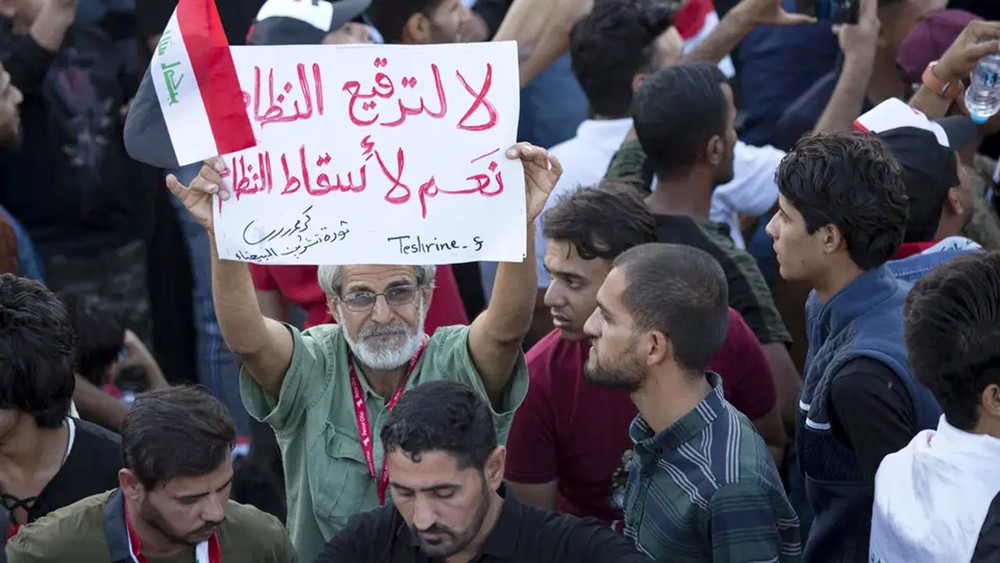 اشتباكات في البصرة.. و120جريحاً بين المحتجين