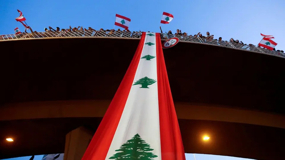 لبنان.. المحتجون يهددون بقطع الطرق وعون "يطمئن"