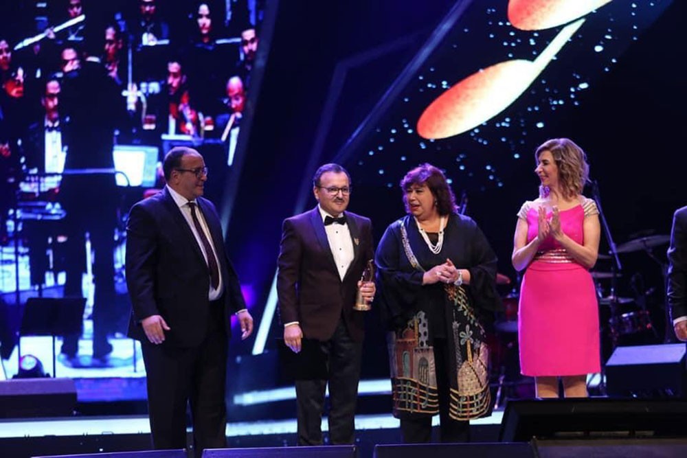 وحيد الخان يُكرم في مهرجان الموسيقى العربية ويتسلم درعاً