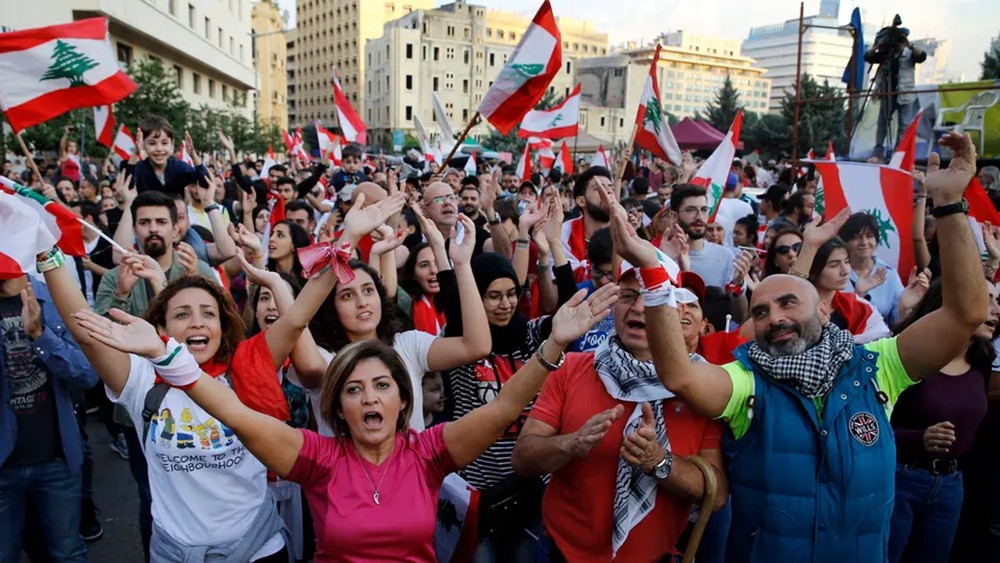 لبنان.. تظاهرات حاشدة ودعوات لإضراب عام غداً
