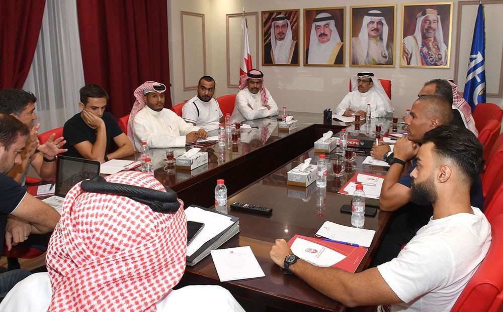 البوعينين يجتمع مع الجهازين الفني والإداري للمنتخب الوطني الأول
