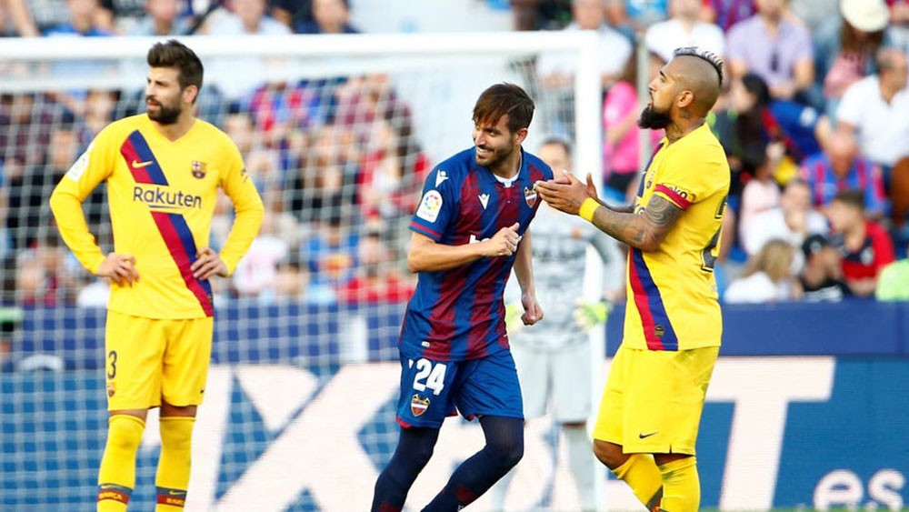 برشلونة بـ"وجهين".. مخيف في "كامب نو" ومرتبك خارجه