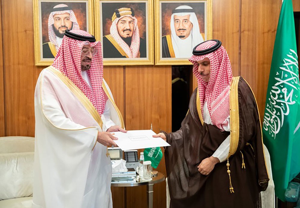 وزير خارجية السعودية يستقبل سفير البحرين في الرياض