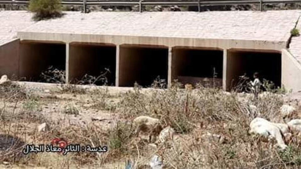 ميليشيا الحوثي تفجر جسرا حيويا على الطريق بين صنعاء وعدن