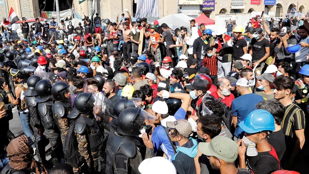 محتجون يغلقون مصفاة نفط الناصرية.. ويمنعون نقل الوقود