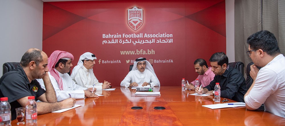 البوعينين والصالحي يجتمعان مع الوفد لمواجهتي هونغ كونغ والعراق
