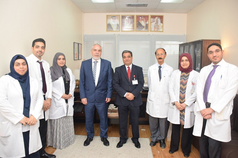 الصحة تستضيف بروفيسور بريطاني متخصص في أمراض الروماتيزم ومرض الذئبة الحمراء