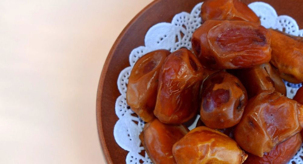 تستخدم بديلا للقهوة... طبيب سعودي يحذر من تحميص نواة التمر