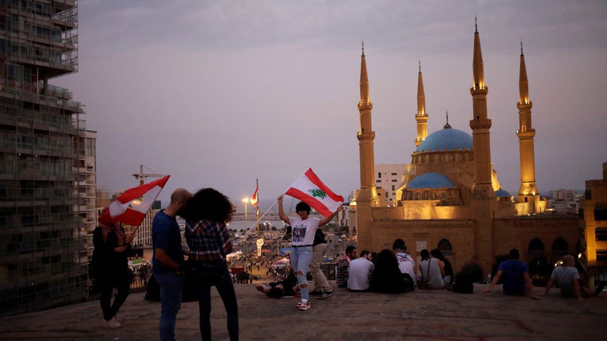 مئات المتظاهرين وسط بيروت.. ولافتات تندد بالطائفية