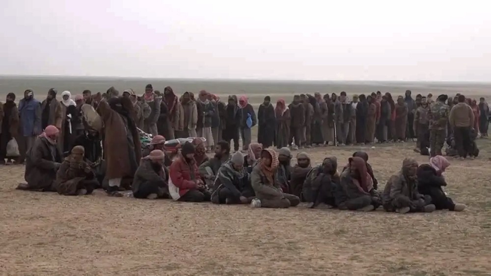 تركيا تبدأ بترحيل أسرى من متطرفي "داعش"