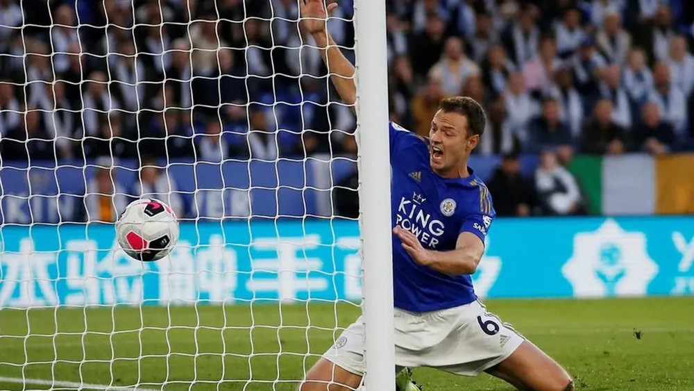 إيفانز مدافع ليستر يقلل من فرص فوز فريقه بالدوري