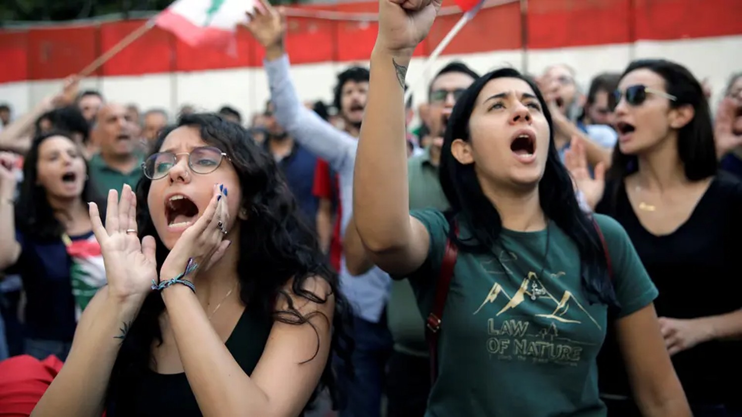 إضراب عام في لبنان وترقب لمواقف الرئيس ليلاً