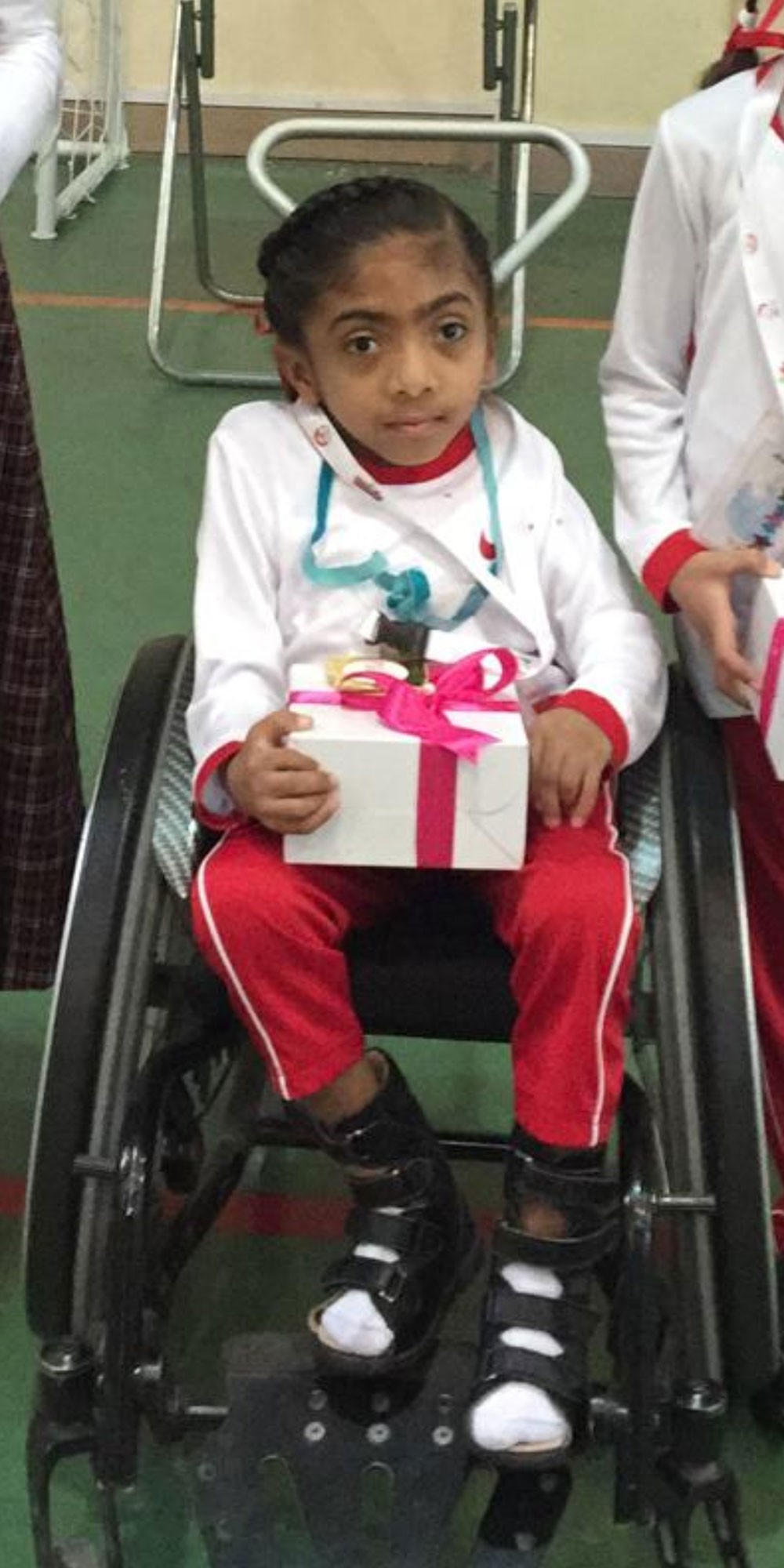 الطالبة آمنة خالد تتألق في سباق خالد بن حمد لذوي العزيمة