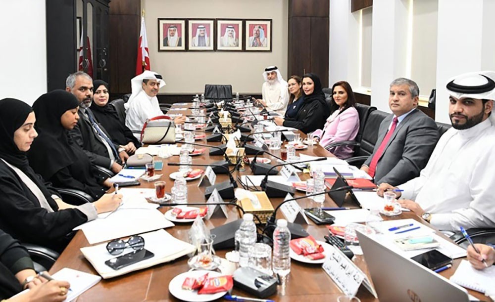 خدمات الشورى تناقش مع (سوق العمل) مشروعا يحمل العامل المخالف تكاليف ترحيله لبلده