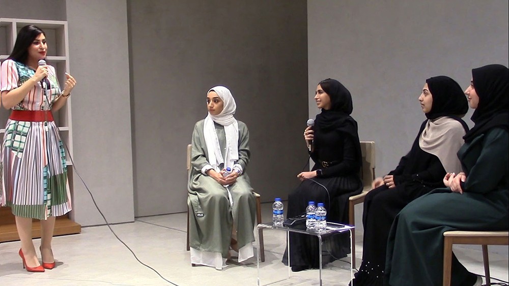 طالبات الفنون بجامعة البحرين ينظمون جلسة نقاشية بعنوان «التسعير بين مطرقة المصمم وسندان العميل»
