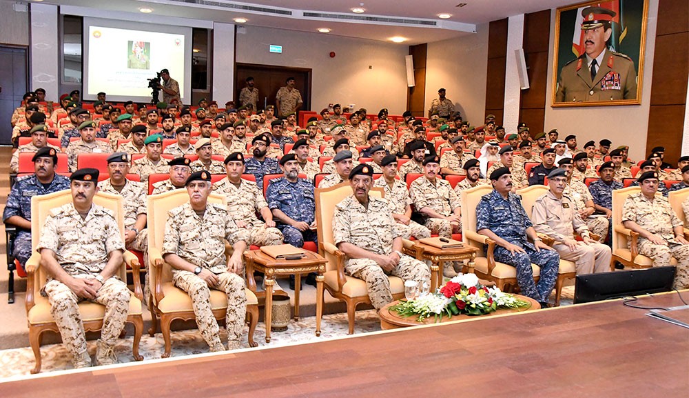 القائد العام يزور الكلية الملكية للقيادة والأركان والدفاع الوطني