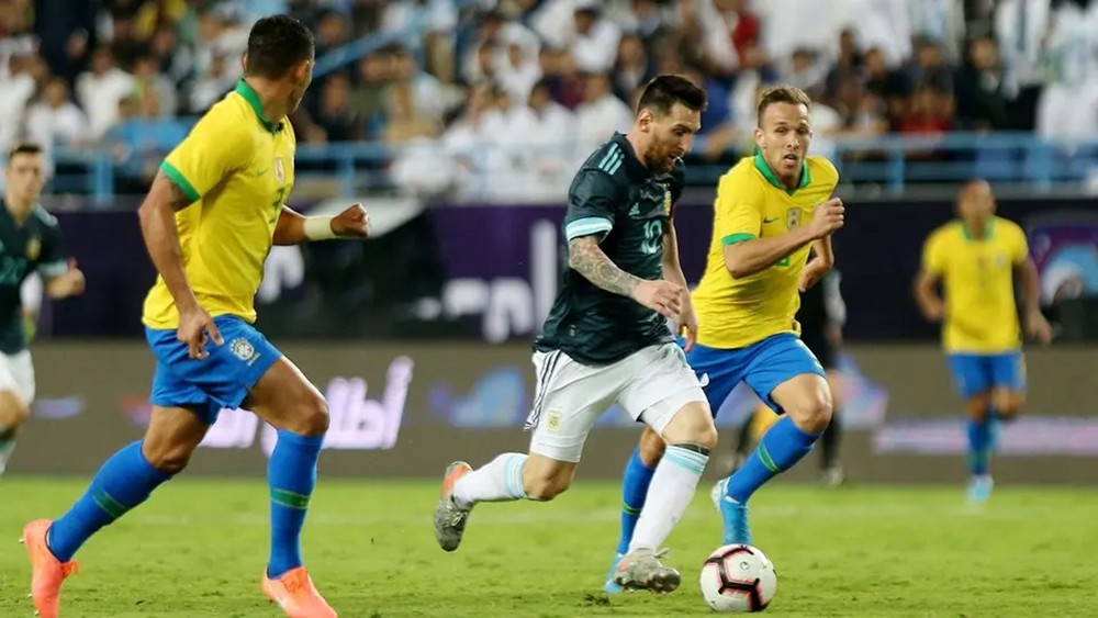 مدرب البرازيل: طلبت من ميسي "إغلاق فمه"