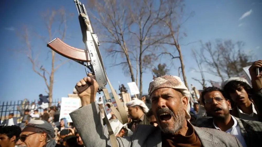 قيادي حوثي يعدم عنصرين من أفراده رفضوا الإذعان لأوامره