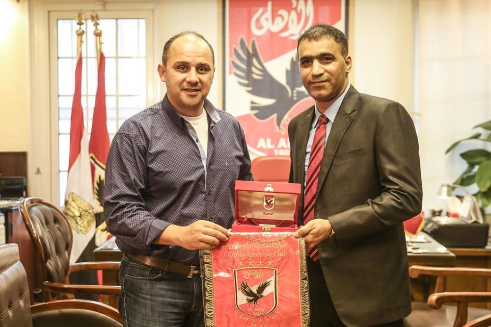 رئيس نادي الاتحاد يزور النادي الأهلي المصري